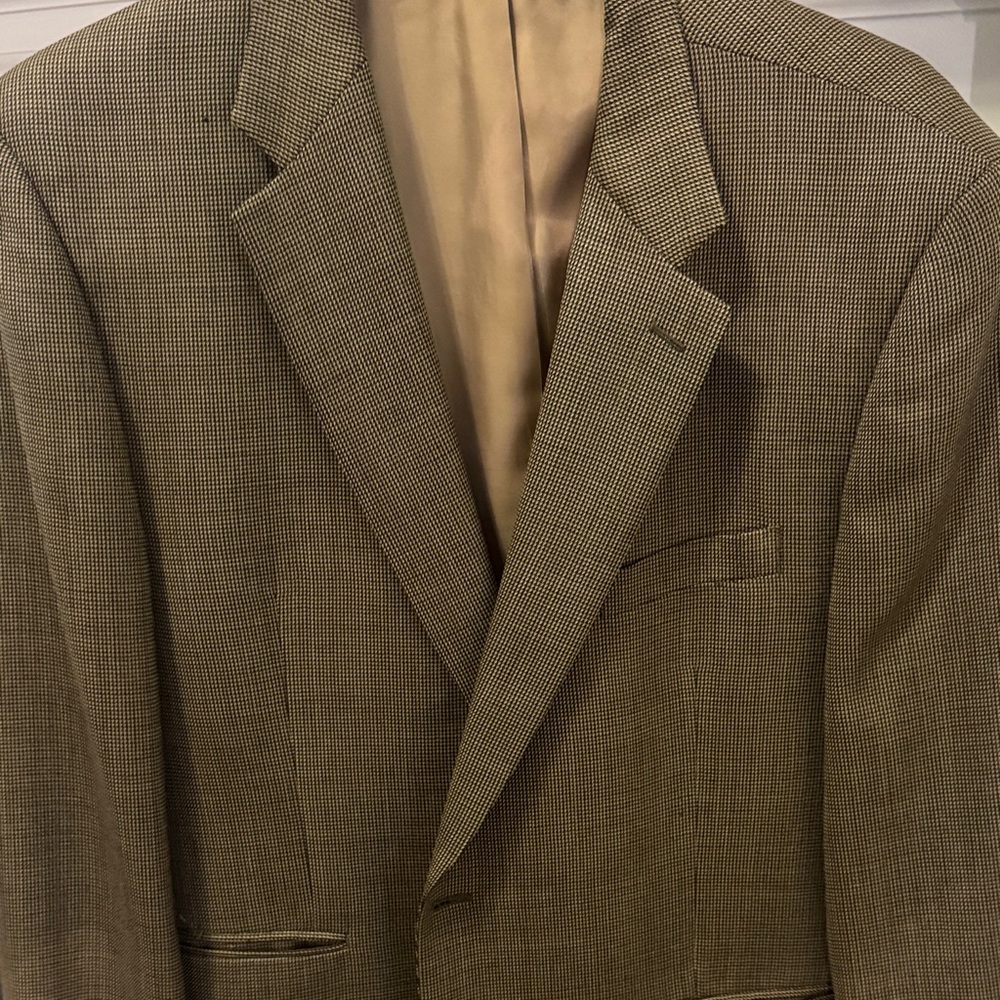 Chaps Men's Houndstooth Blazer in Browns and a hint of blue.
